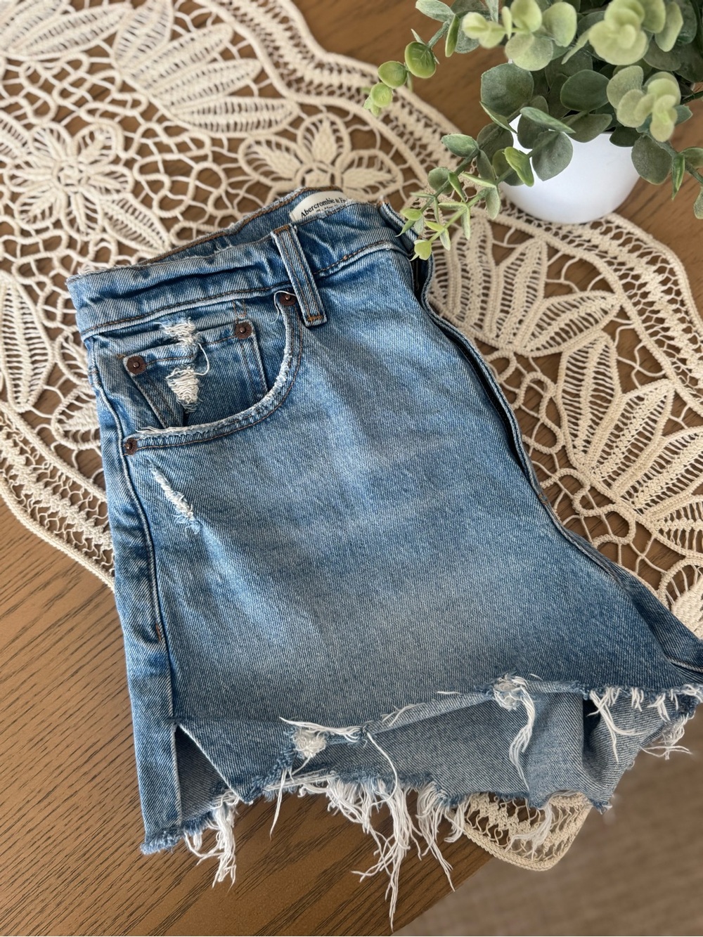 Abercrombie & Fitch Curve Love Mom Shorts 27/4 High Rise Distressed Denim